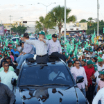 Leonel Fernández encabezó una caravana multitudinaria por los barrios del municipio de San Juan de la Maguana.
