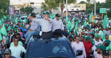 Leonel Fernández encabezó una caravana multitudinaria por los barrios del municipio de San Juan de la Maguana.