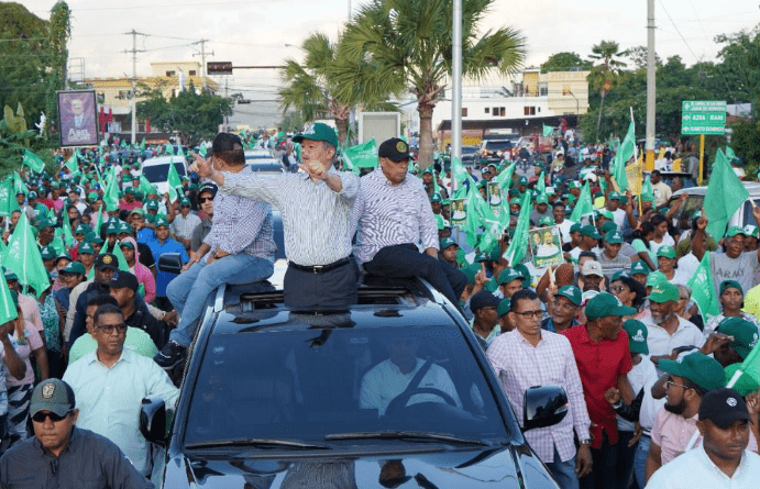 Leonel Fernández encabezó una caravana multitudinaria por los barrios del municipio de San Juan de la Maguana.