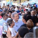 El presidente del partido la Fuerza del Pueblo, Leonel Fernández, hizo un recorrido por sectores de Manoguayabo, en SDO