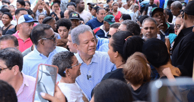 El presidente del partido la Fuerza del Pueblo, Leonel Fernández, hizo un recorrido por sectores de Manoguayabo, en SDO