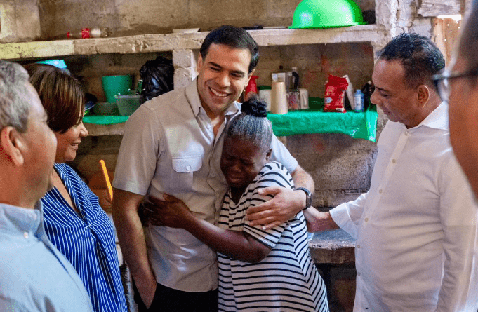 Roberto Ángel continúa con la reparación y remozamiento de viviendas en el municipio Yamasá, provincia Monte Plata, afectadas por los...