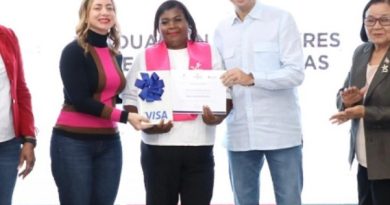 El programa social Supérate y la DGAPP realizaron la graduación de 41 mujeres del proyecto Súper Emprendedoras que desarrolla en Pedernales..
