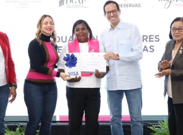 El programa social Supérate y la DGAPP realizaron la graduación de 41 mujeres del proyecto Súper Emprendedoras que desarrolla en Pedernales..