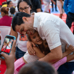 El director de Propeep, Roberto Ángel, entregó juguetes a niños de familias pobres del sector San José de la Mina y de Tamboril, en Santiago.