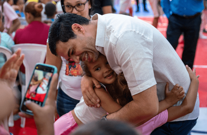 El director de Propeep, Roberto Ángel, entregó juguetes a niños de familias pobres del sector San José de la Mina y de Tamboril, en Santiago.