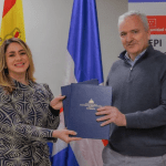 Gloria Reyes, directora de Supérate y Pablo Llano Torres, director de CESAL ONG en España, firmaron un convenio de colaboración, en el...