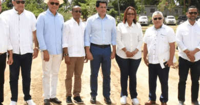 El ministro David Collado dejó iniciados los trabajos de reconstrucción de vías en el distrito municipal de Arroyo Barril, en Samaná...
