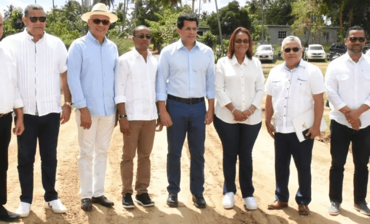 El ministro David Collado dejó iniciados los trabajos de reconstrucción de vías en el distrito municipal de Arroyo Barril, en Samaná...