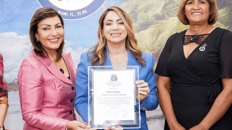 Dictan la conferencia “El Empoderamiento de la Mujer, Desafíos, Avances y Oportunidades”, impartida por Gloria Reyes, directora general del..