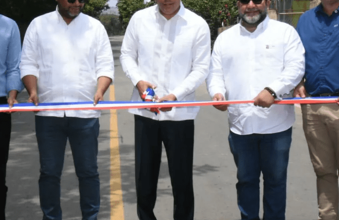 El ministro de Turismo inauguró la reconstrucción del camino Belarmino Ramírez desde Mata de Cadillo hasta Jumunuco, en Jarabacoa.