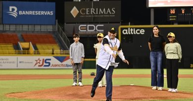 Leonardo Aguilera lanza la primera bola en partido inaugural del torneo de béisbol en el Estadio Cibao