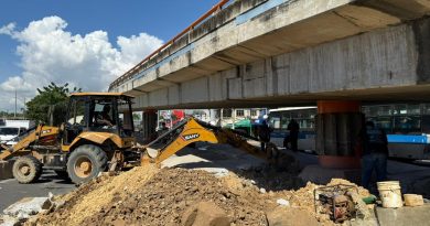CAASD trabaja en reparación de avería en línea de agua potable bajo elevado Churchill con Kennedy