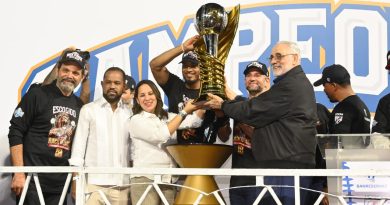 Banreservas entrega copa a los Leones del Escogido, campeones de la Serie Final de Lidom 25-26