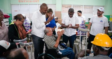 Bajo aguacero, servicios de Propeep impactan a cientos de personas en Villa Verde, La Romana