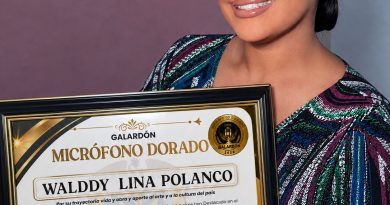 Walddy Lina Polanco es reconocida con el Micrófono Dorado en Bogotá, Colombia